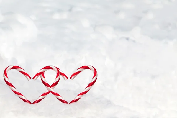 Forma de coração duplo Candy Canes na neve — Fotografia de Stock