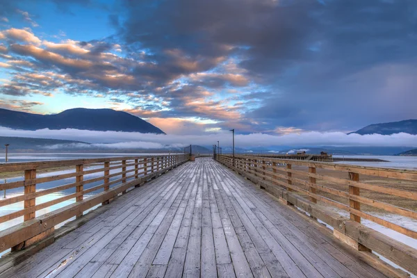 Salmon Arm Wharf su un'alba mattutina nuvolosa . — Foto Stock