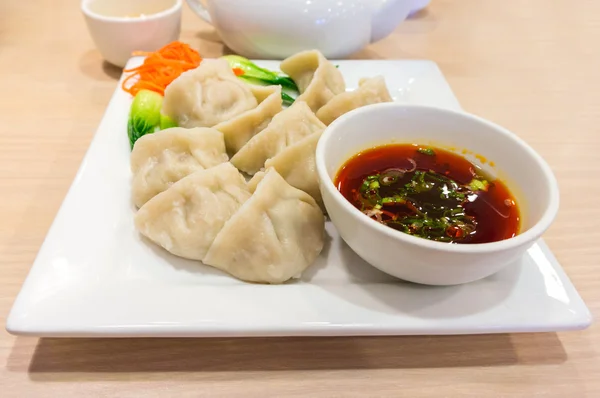 Traditionell kinesisk Dumpling med dippsås — Stockfoto