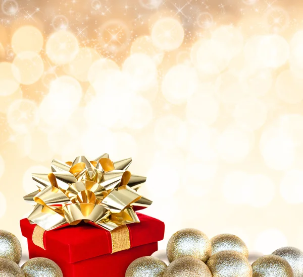 De Gift van Kerstmis omgeven door kerstballen — Stockfoto