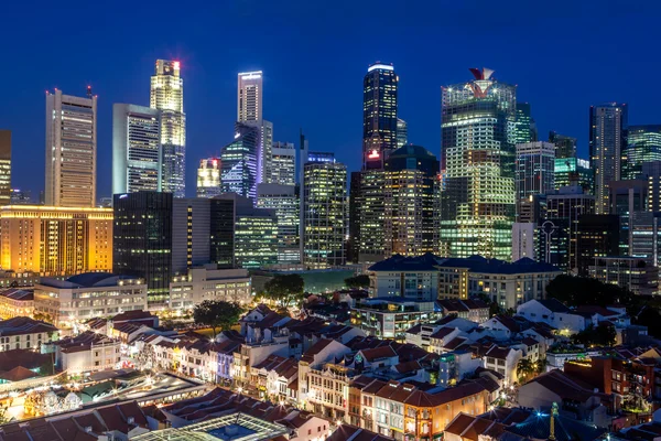 Letecký pohled na singapurské čtvrti Chinatown a panorama za soumraku — Stock fotografie