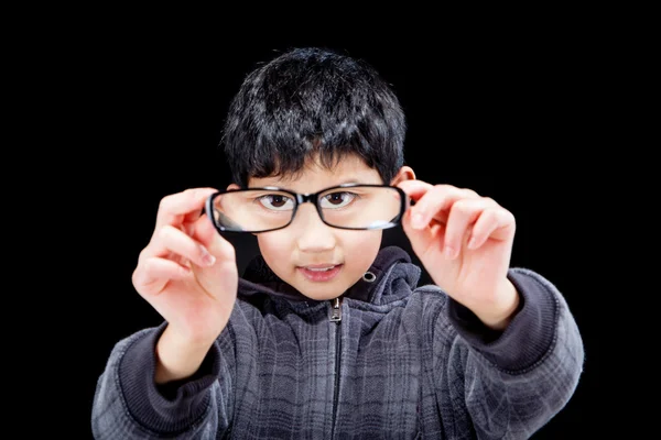 Lindo chico mirando a través de anteojos — Foto de Stock