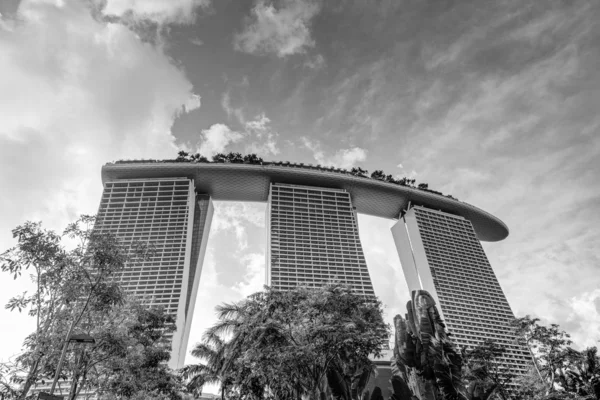 Černá a bílá ztvárnění Marina Bay Sands Hotel Resort — Stock fotografie