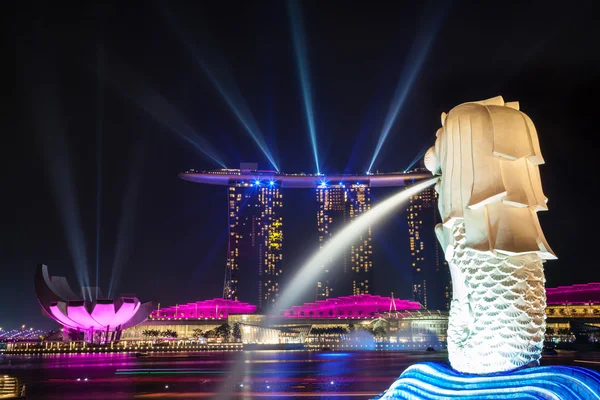 Láser colorido ilumina el puerto de Marina Bay de Singapur por la noche — Foto de Stock