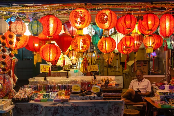 Vendedor Chinatown vendendo lanternas e lembranças — Fotografia de Stock