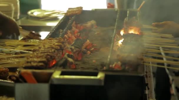 Utcai árusok Szingapúrban, grillezés hús Satay keresztül faszén grill gödör nyílt láng