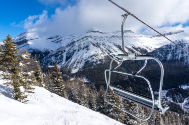 Ski Lift sandalye karlı dağ manzaralı