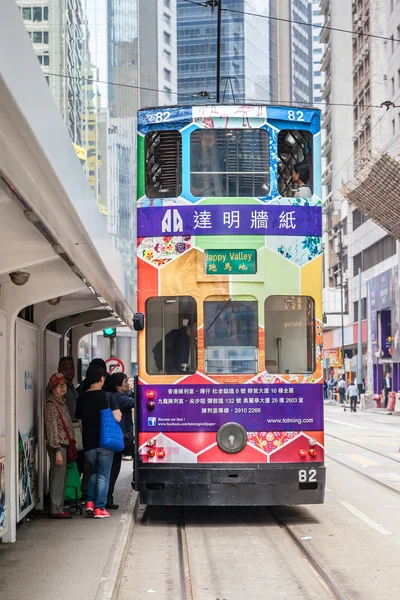 Bus tramwajem zabytkowym Hong Kong w centralnej dzielnicy — Zdjęcie stockowe
