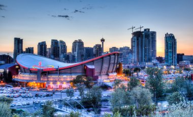 Günbatımı üzerinde Şehir Calgary ve Saddledome