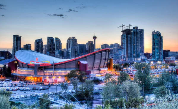 Günbatımı üzerinde Şehir Calgary ve Saddledome