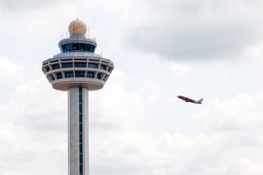 Singapur Changi Havaalanı trafiği denetleyicisi kule ile uçak kalkış