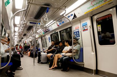 Singapur banliyö tren sürme