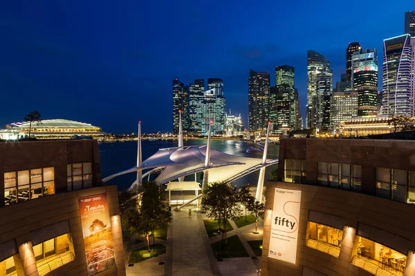 Singapore Skyline i skymningen på Esplanaden — Stockfoto