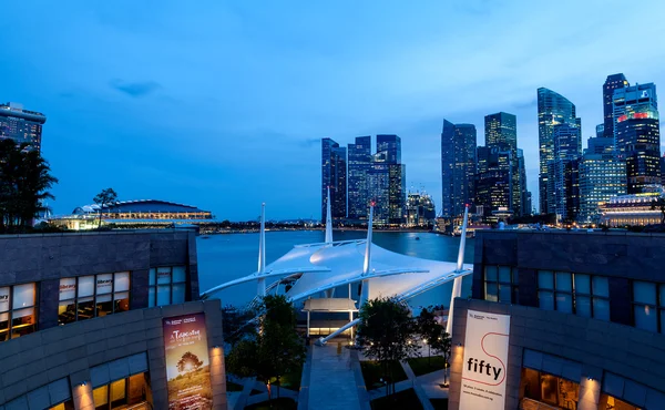 Singapur Skyline al anochecer en la explanada — Foto de Stock