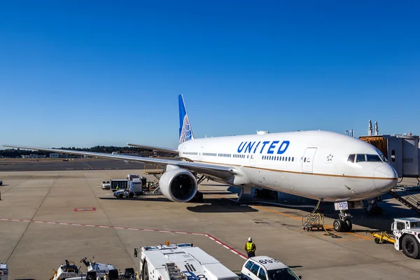 United Airlines op de landingsbaan van Narita Airport — Stockfoto