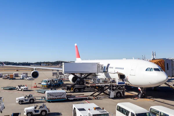 Vliegtuigen grondafhandeling op de luchthaven terminal — Stockfoto