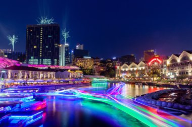 Singapur Landmark: Clarke Quay gece Singapur Nehri üzerinde