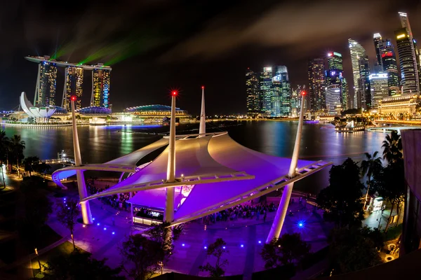 Singapore Skyline van de nacht op de Esplanade — Stockfoto