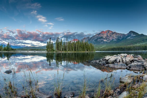 Paisagem Canadense: Nascer do sol no Lago Pirâmide em Jasper National P — Fotografia de Stock