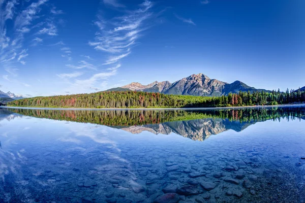 Monumento Canadiense: Lago Patricia en el Parque Nacional Jasper —  Fotos de Stock