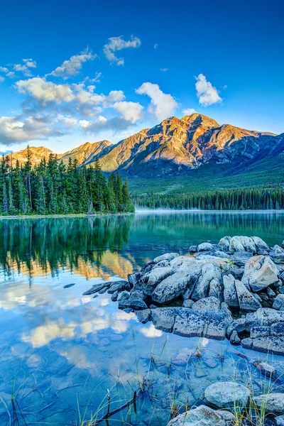 Paisagem Canadense: Nascer do sol no Lago Pirâmide em Jasper National P — Fotografia de Stock