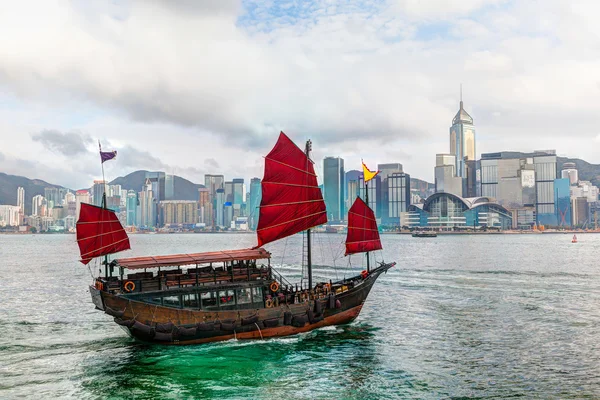 Пейзаж Гонконга: Китайский парусник на гавани Виктория — стоковое фото