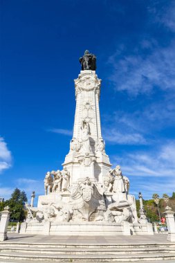LISBON, PORTUGAL - 25 Aralık 2024: Marquis de Pombal Meydanı, 1755 depreminden sonra Lizbon 'un yeniden inşasının kilit isimlerinden biri olan Pombal Markizi' nin tarihi kültürel anıtı..