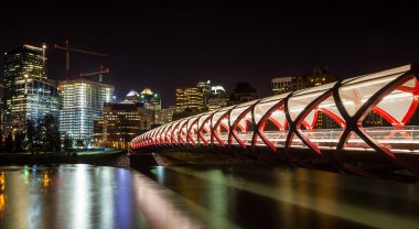 Calgary barış Köprüsü Bow Nehri üzerinde
