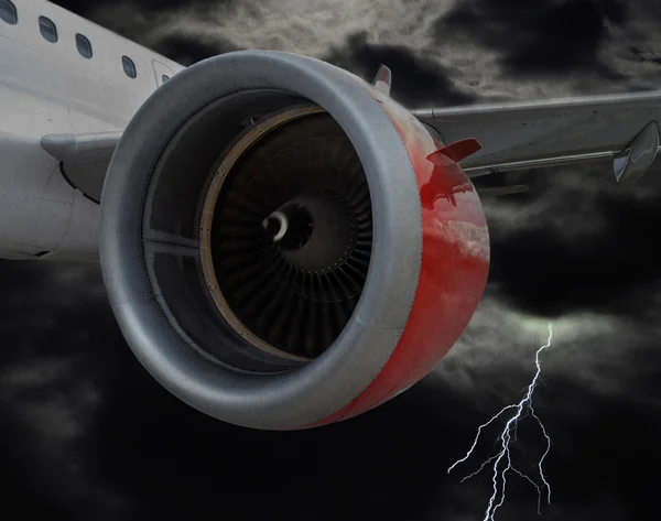 폭풍우 구름에서 비행 하는 빨간 엔진 비행기 — 스톡 사진