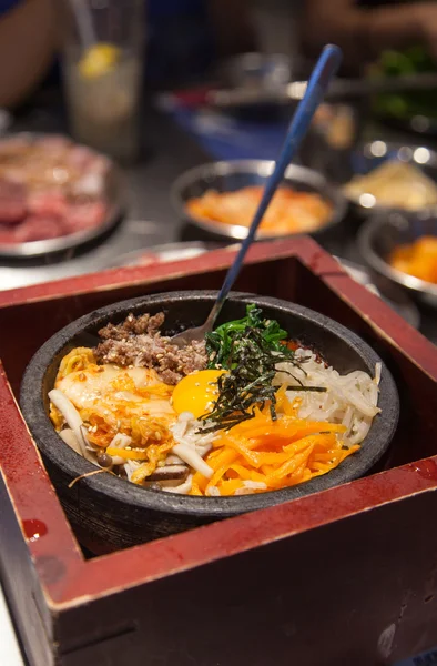 Корейська Bibimbap подають традиційні гарячими каменями — стокове фото