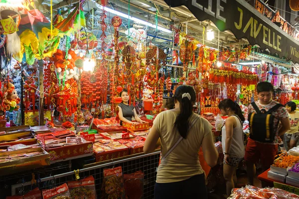 Vendedor de Chinatown vendiendo decoraciones chinas de año nuevo — Foto de Stock