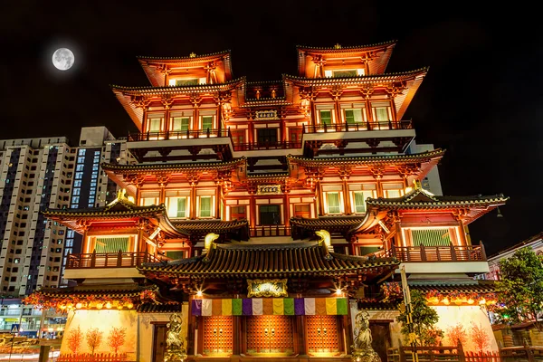 Luna llena sobre templo chino en Singapur Chinatown —  Fotos de Stock