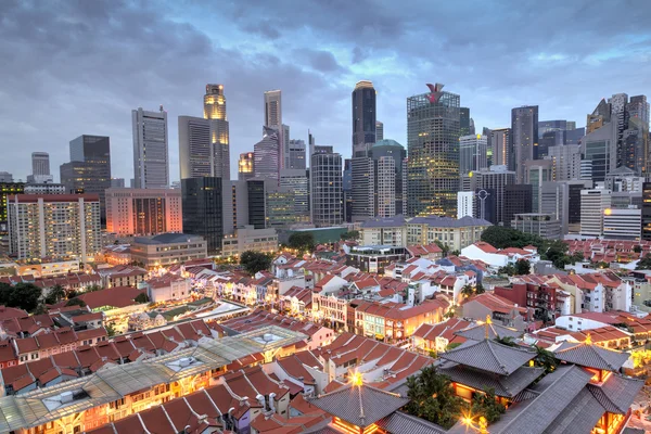 Flygfoto över Singapore Chinatown med stadens silhuett i solnedgången — Stockfoto