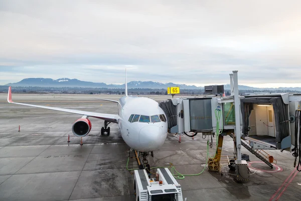 航空機地上の空港ターミナルでの処理 — ストック写真