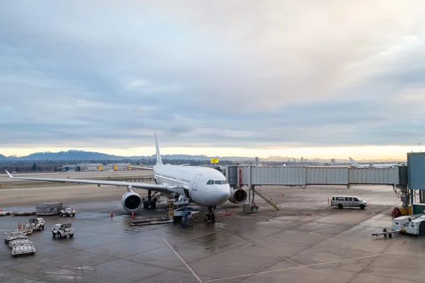 Vliegtuigen grondafhandeling op de luchthaven terminal — Stockfoto