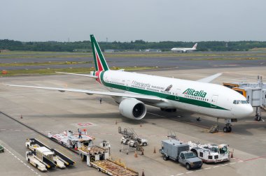 Alitalia uçak Havaalanı asfalt üzerinde 