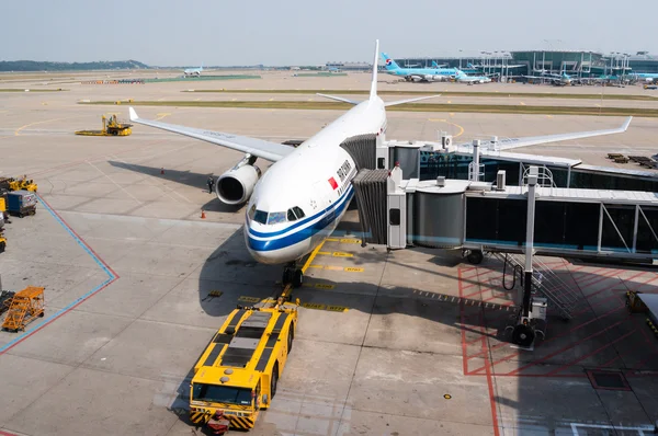 空港の駐機場に飛行機中国 — ストック写真