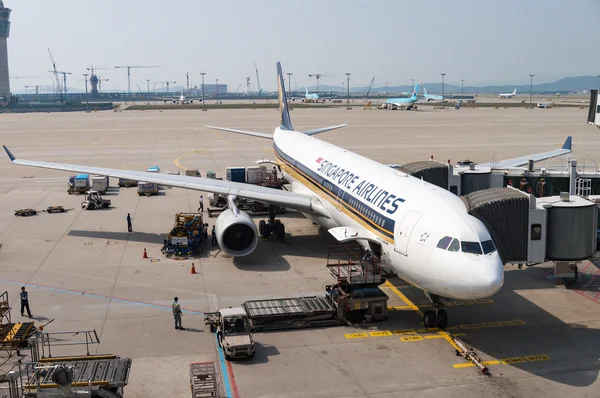 Singapore Airlines vliegtuig op luchthaven asfalt — Stockfoto