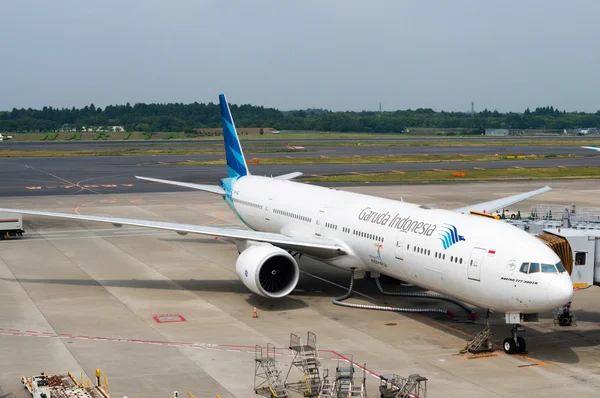 Garuda Indonesia vliegtuig op luchthaven asfalt — Stockfoto