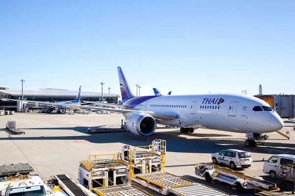 タイ航空の飛行機は空港の駐機場に — ストック写真