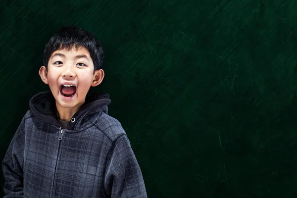 Умный азиатский мальчик в школе — стоковое фото