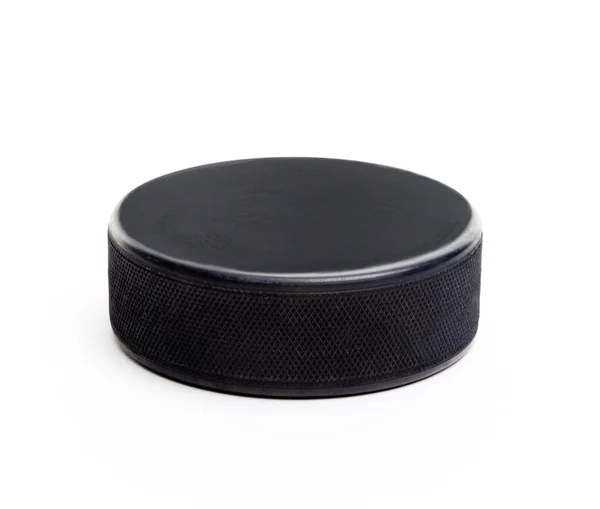 Ein Eishockey-Puck isoliert auf weißem Hintergrund — Stockfoto