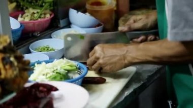 Adam sosis sokak kafeleri keser.