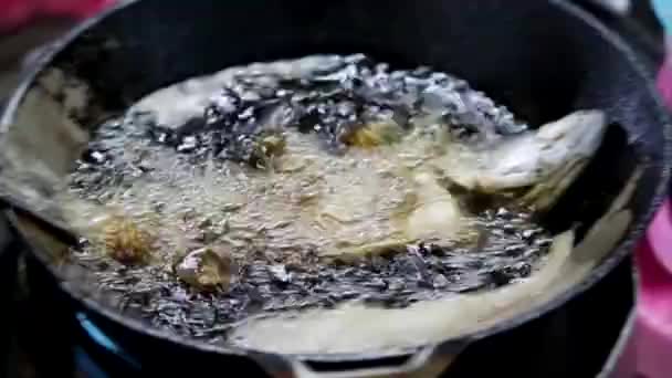 Pescado frito en una sartén — Vídeo de stock