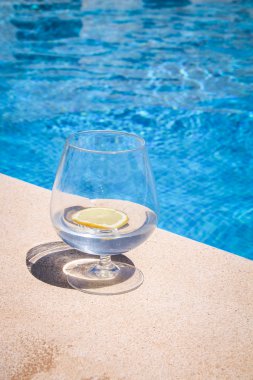 Yüzme Havuz kenarında kokteylle rahatlayın