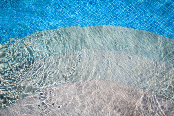 Шаги в бассейн — стоковое фото