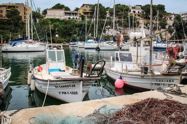 Barcos de pesca en el muelle — Foto de Stock