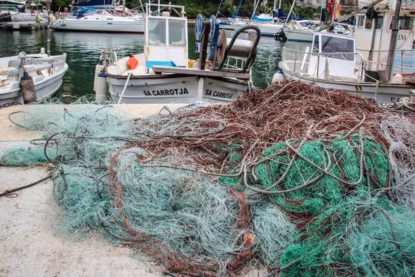 Fischerboote an der Seebrücke — Stockfoto