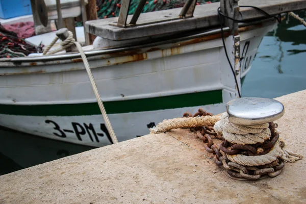 Rybářský člun na molu — Stock fotografie