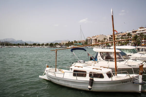 Barcos de pesca en el muelle — Foto de Stock